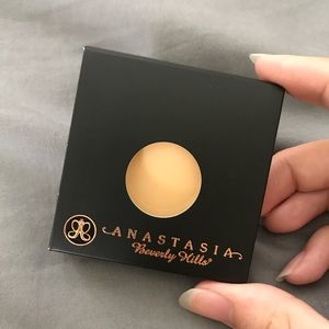 Anastasia Beverly Hills Banana Powder refill